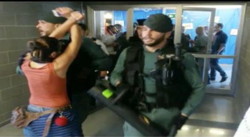 Una dona amb els braços creuats davant els agents de la Guàrdia Civil, a l'entrada