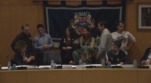 Un instant del ple, en què l'alcaldessa ha reunit els portaveus de manera improvisada