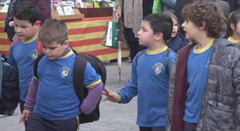 Les escoles viuen Sant Jordi al Mercadal