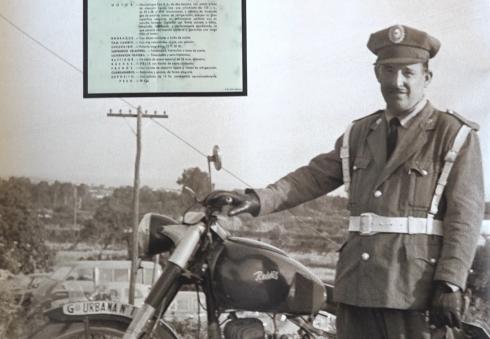 caporal Pàmies amb una moto Reddis a la dècada dels anys cinquanta