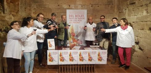 Fotografia de família de la presentació de les Jormades Gastronòmiques del Bolet, fruits de tardor i l'oli nou del Priorat