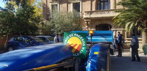 protesta d'Unió de Pagesos davant l'Oficina de ¡l Departament d'Agricultura i Acció Climàtica a Reus