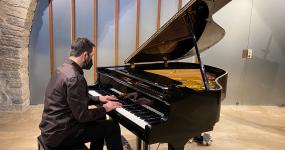 Lluís Capdevila tocant el piano a la presentació del cicle Reus Jazz Cava 2022 
