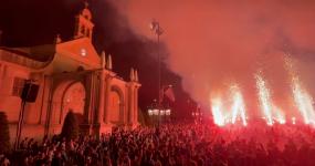 Els Diables encenen sortidors vermells davant del Santuari de Misericòrdia de Reus