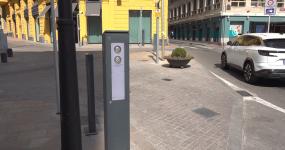Semàfor connectat a una pilona intel·ligent a la plaça de Catalunya de Reus